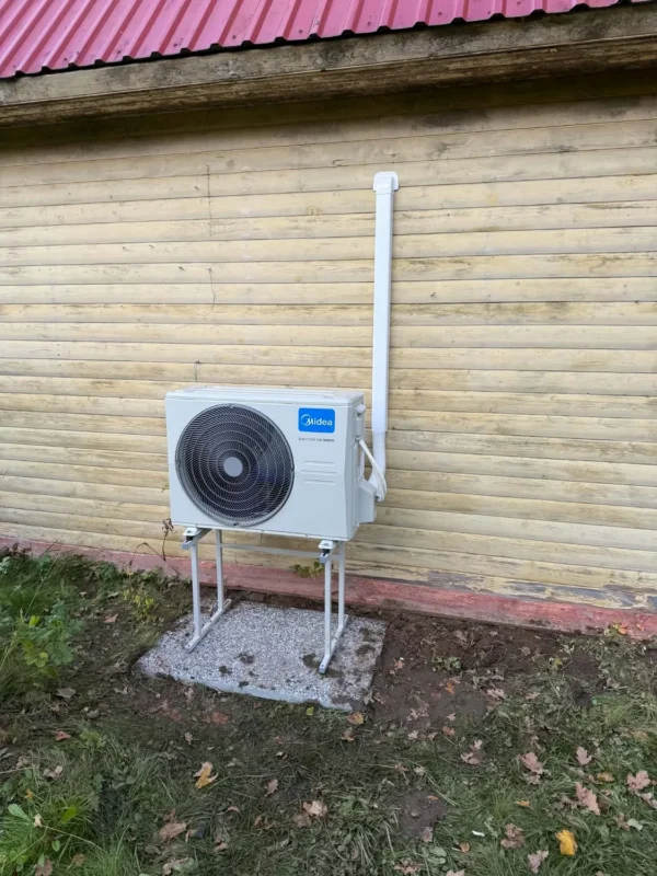Midea õhksoojuspumba välisosa paigaldus puidust hoone juurde